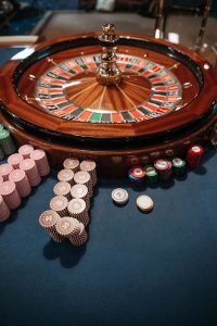 Ảnh chụp bàn roulette và chip minh họa cấp bậc JBO VIP và hoàn trả - ảnh 1